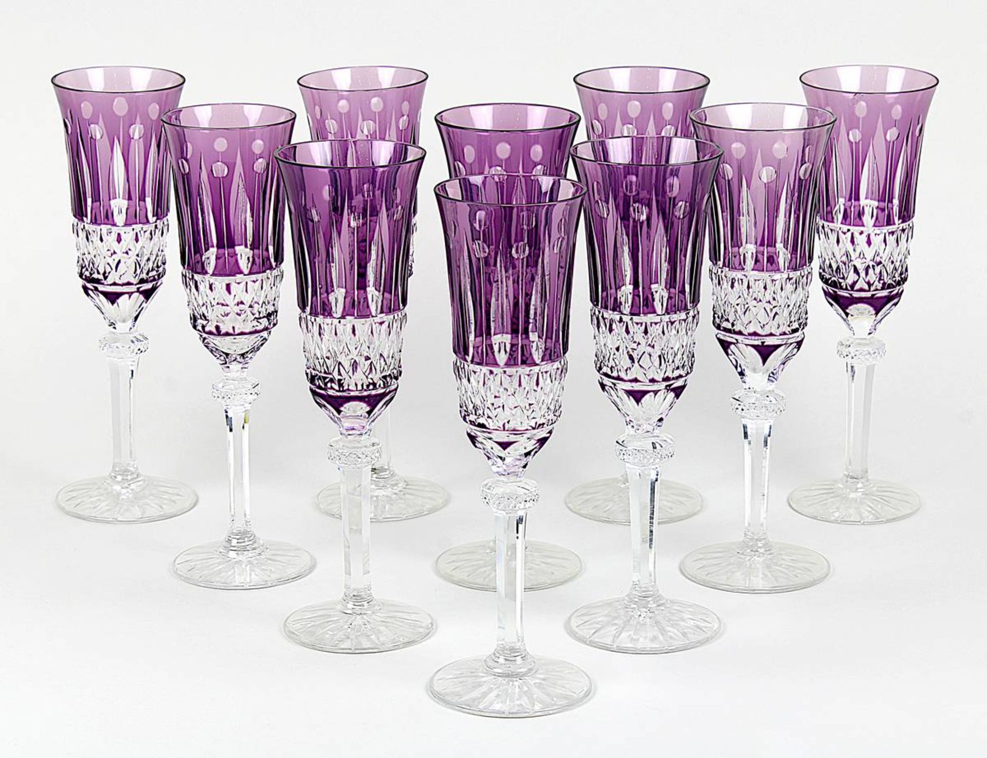 10 Sektflöten Saint-Louis Tommy, Kristallklarglas, Kuppa aus lilanem Überfangglas, mit Schliffdekor,