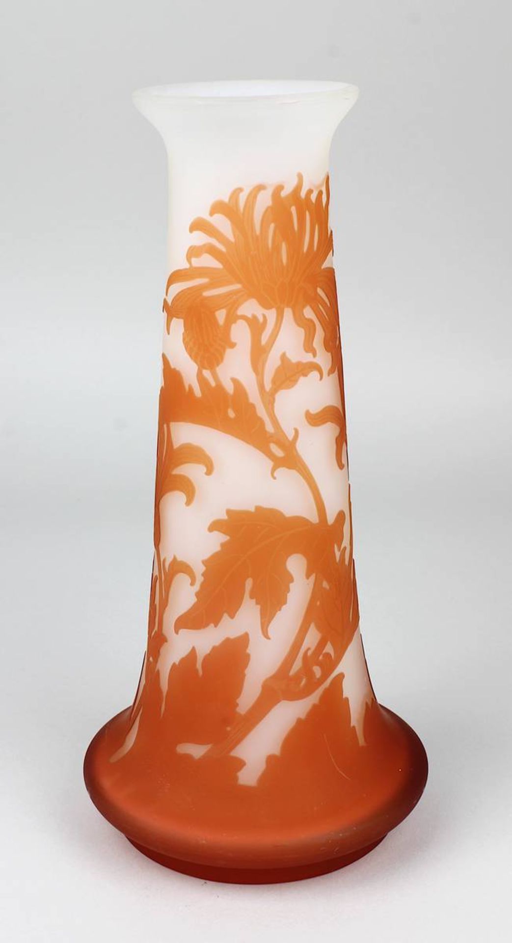 Gallé Jugendstil-Vase mit Chrysanthemendekor, Nancy 1906-1914, trichterförmiger Klarglaskorpus mit - Image 4 of 4