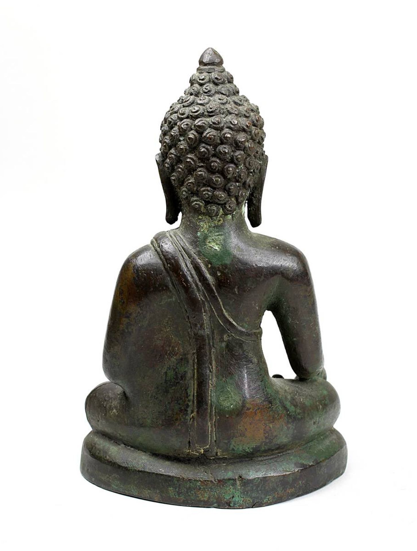 Buddha, Indien, 17./18. Jh., Bronzeguss, Darstellung in der Geste der Erdberührung im Lotussitz, mit - Bild 4 aus 5