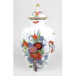 Meissen Deckelvase mit orientalischem Dekor von Blumen und einem Vogel, 1. Wahl, Porzellan weißer