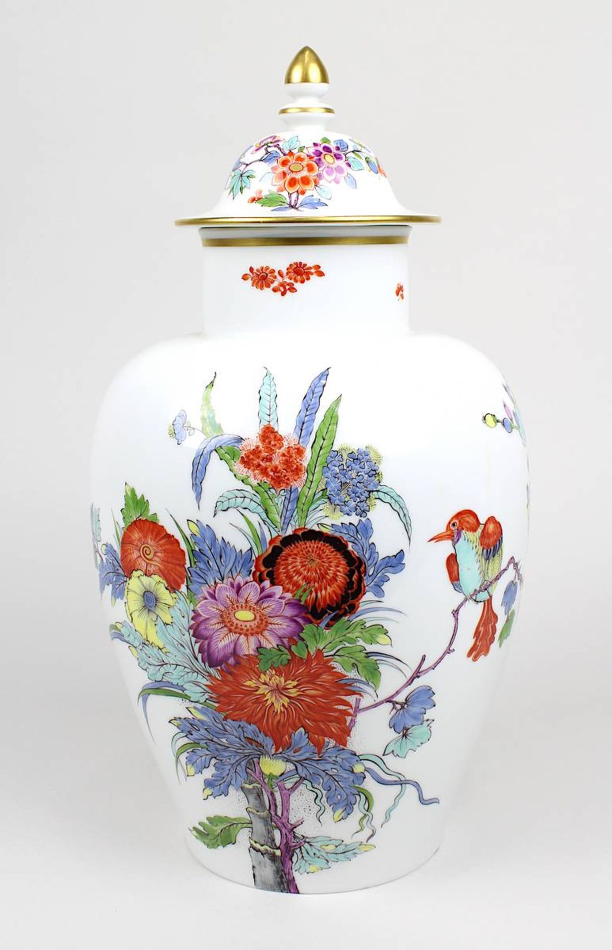 Meissen Deckelvase mit orientalischem Dekor von Blumen und einem Vogel, 1. Wahl, Porzellan weißer Sc