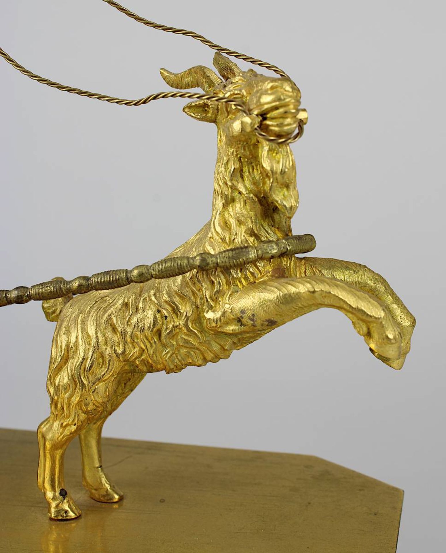 Empire-Bronzeuhr vergoldet, Gahäuse in Form eines zweirädrigen Streitwagens mit lenkendem Knaben und - Bild 6 aus 8