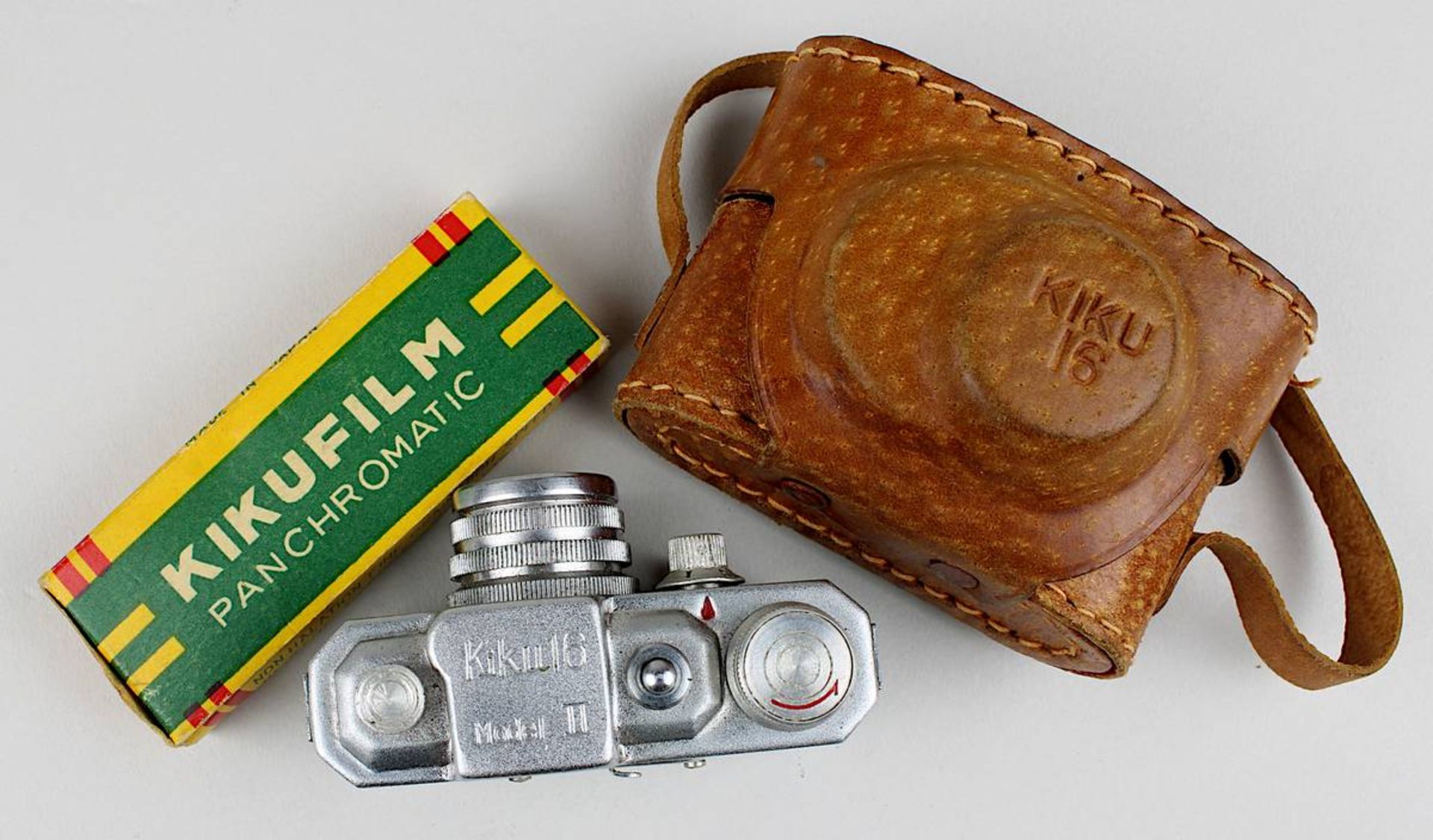 Kamera Kiku 16, Modell II, Japan 1950er Jahre, im originalen Lederetui, Fokus 25 mm, Blende B und I, - Image 2 of 2