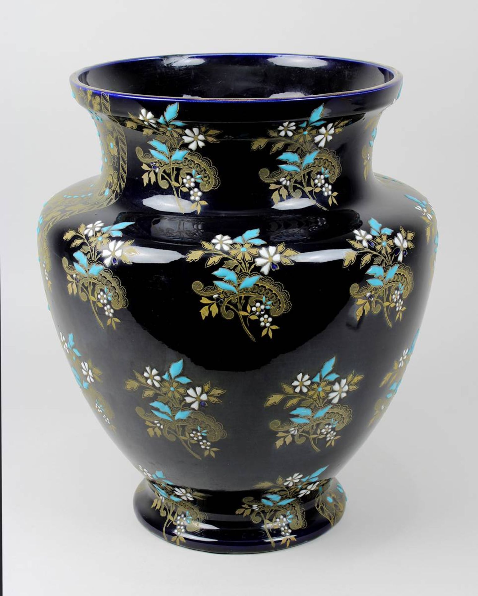 Gien Keramik-Vase mit emailliertem Blumendekor, Frankreich um 1890, Keramik, heller Scherben,