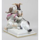 Meissen Figur Sternzeichen Steinbock, um 1950, als liegender Steinbock mit ihn umarmendem kleinem