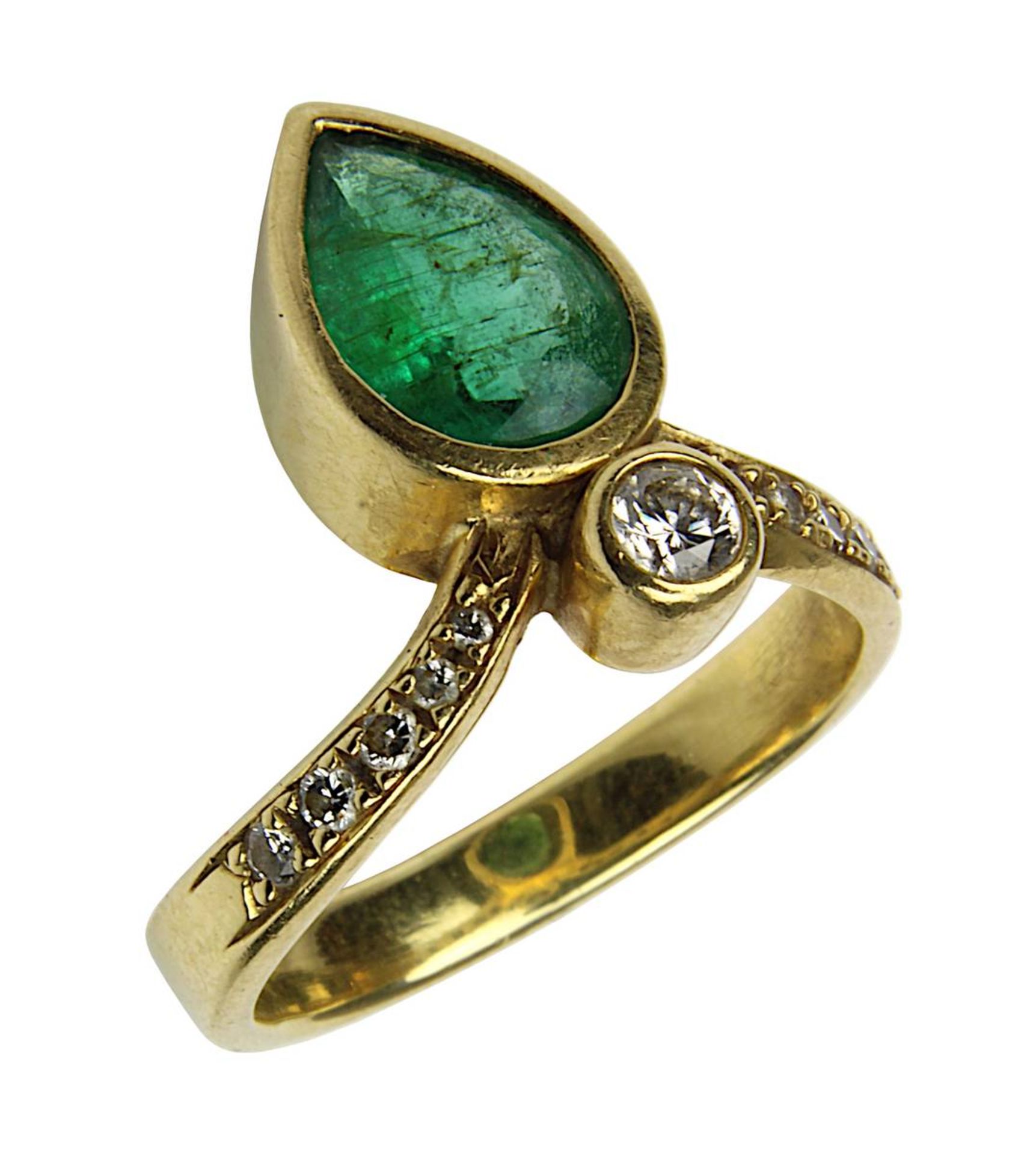 Gelbgold-Ring mit Smaragd und Brillanten, deutsch um 1990, handgefertigte Ringschiene gepunzt 750, R