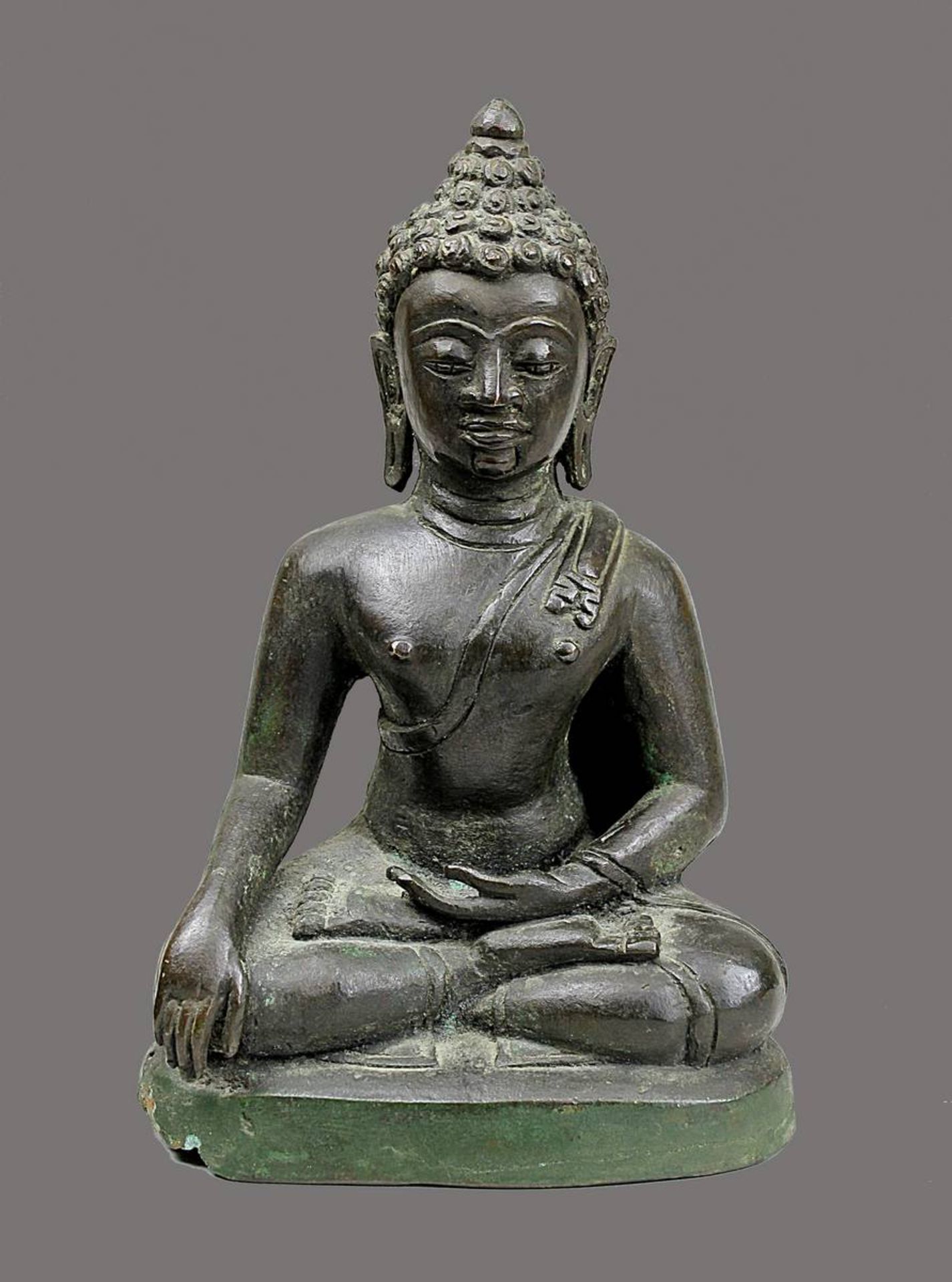 Buddha, Indien, 17./18. Jh., Bronzeguss, Darstellung in der Geste der Erdberührung im Lotussitz, mit