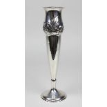 Vase aus 830er Silber, um 1930, hohe Kelchform, Schulter mit reliefiertem Rosendekor, im Boden