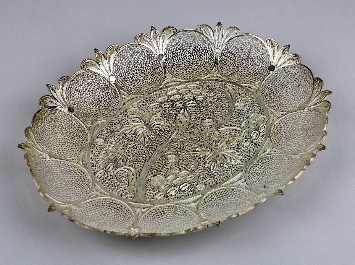 Ovale Silber-Schale in Filigranarbeit mit Weinrankenmotiv, nicht gestempelt, aber geprüft, 19 x 15