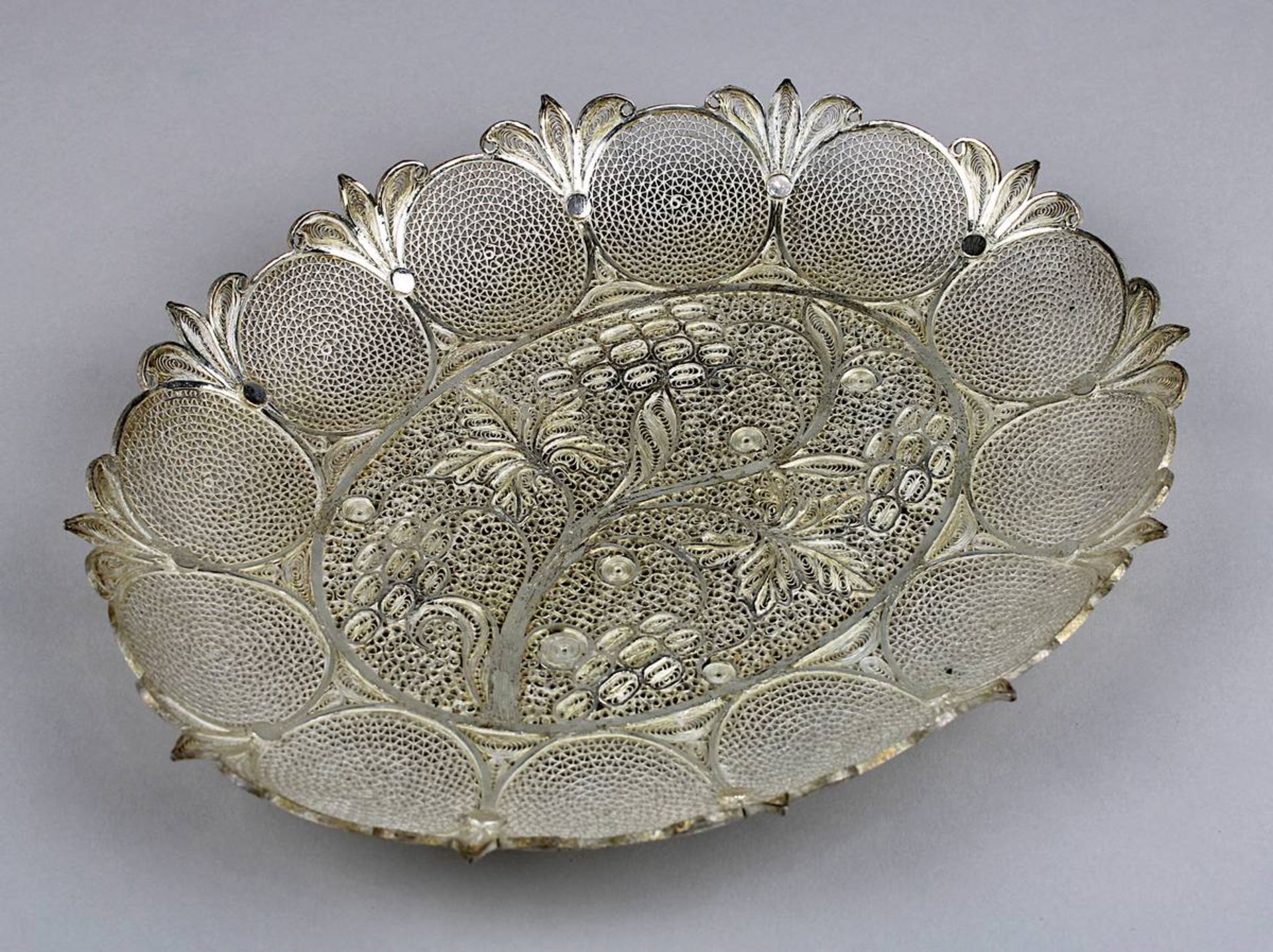 Ovale Silber-Schale in Filigranarbeit mit Weinrankenmotiv, nicht gestempelt, aber geprüft, 19 x 15