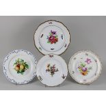 4 Teller Meissen mit Blumen- und Früchtemotiven, davon einer mit Blumen und Schmetterlingen, alle