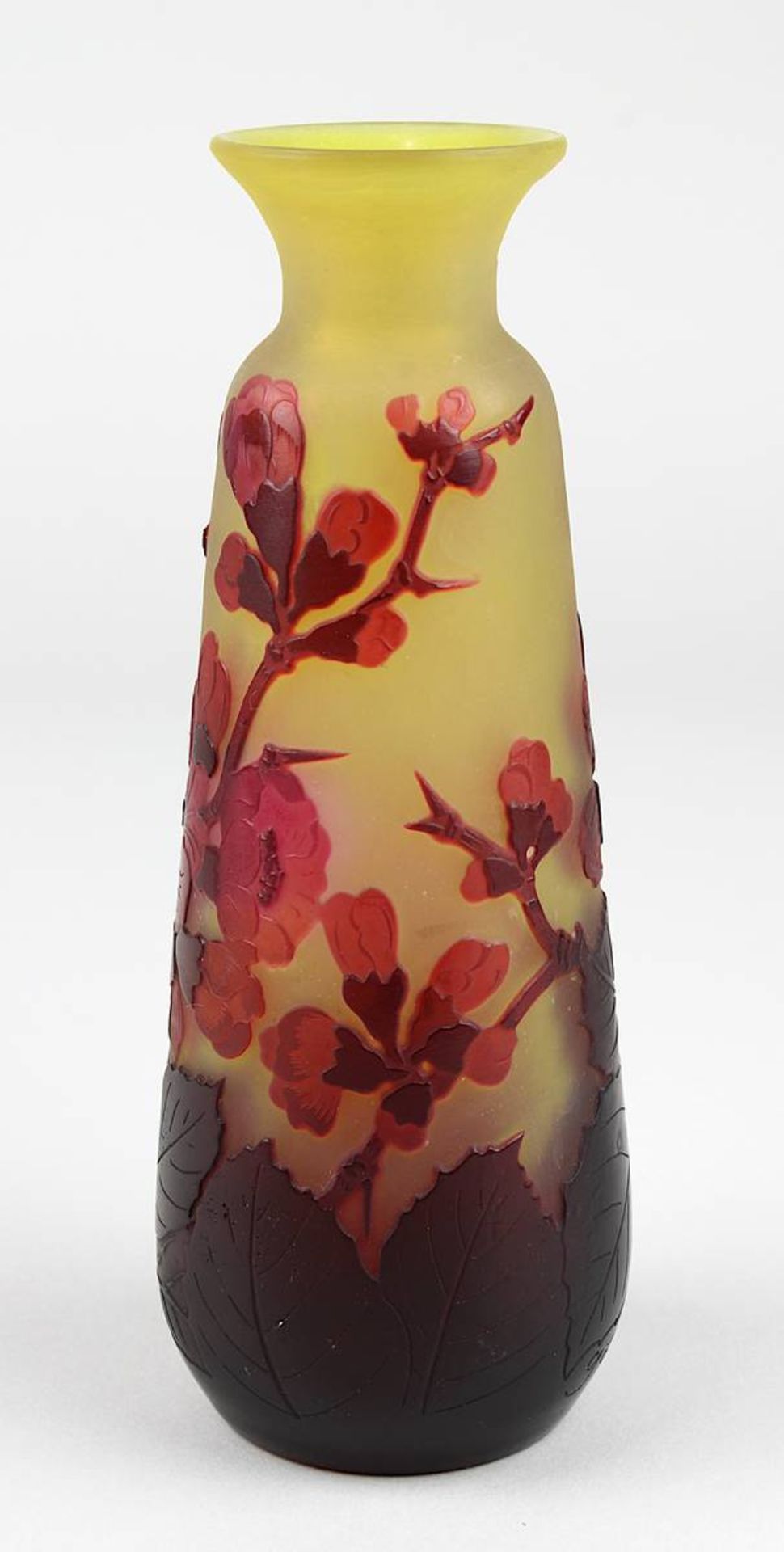 Kleine Gallé Jugendstil-Vase mit Kirschblütenmotiv, Nancy 1906-14, länglicher Klarglaskorpus innen - Image 2 of 5