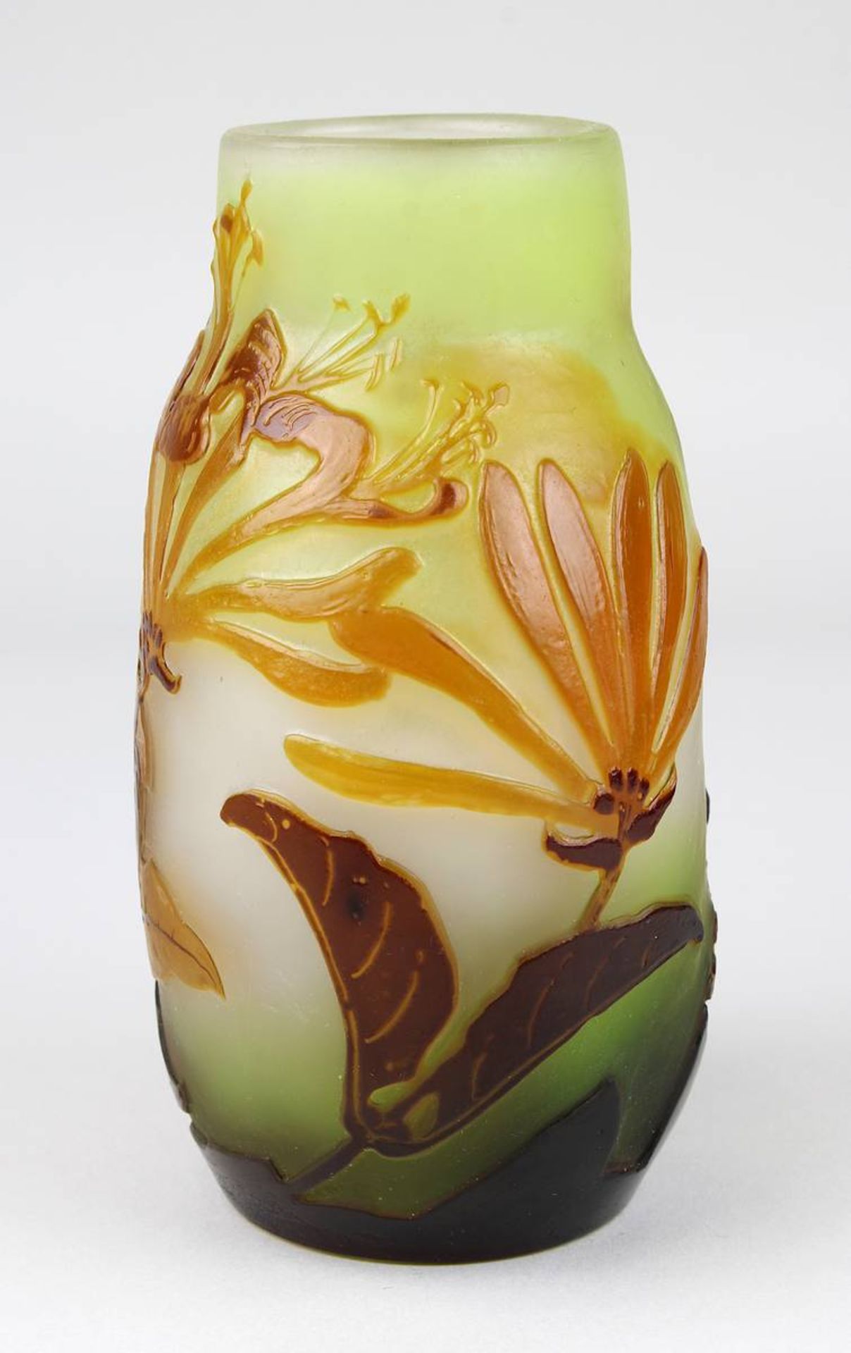 Gallé Jugendstil-Vase mit Geissblattdekor, Nancy 1906-14, Klarglaskorpus innen mit hellgrünem - Image 2 of 4