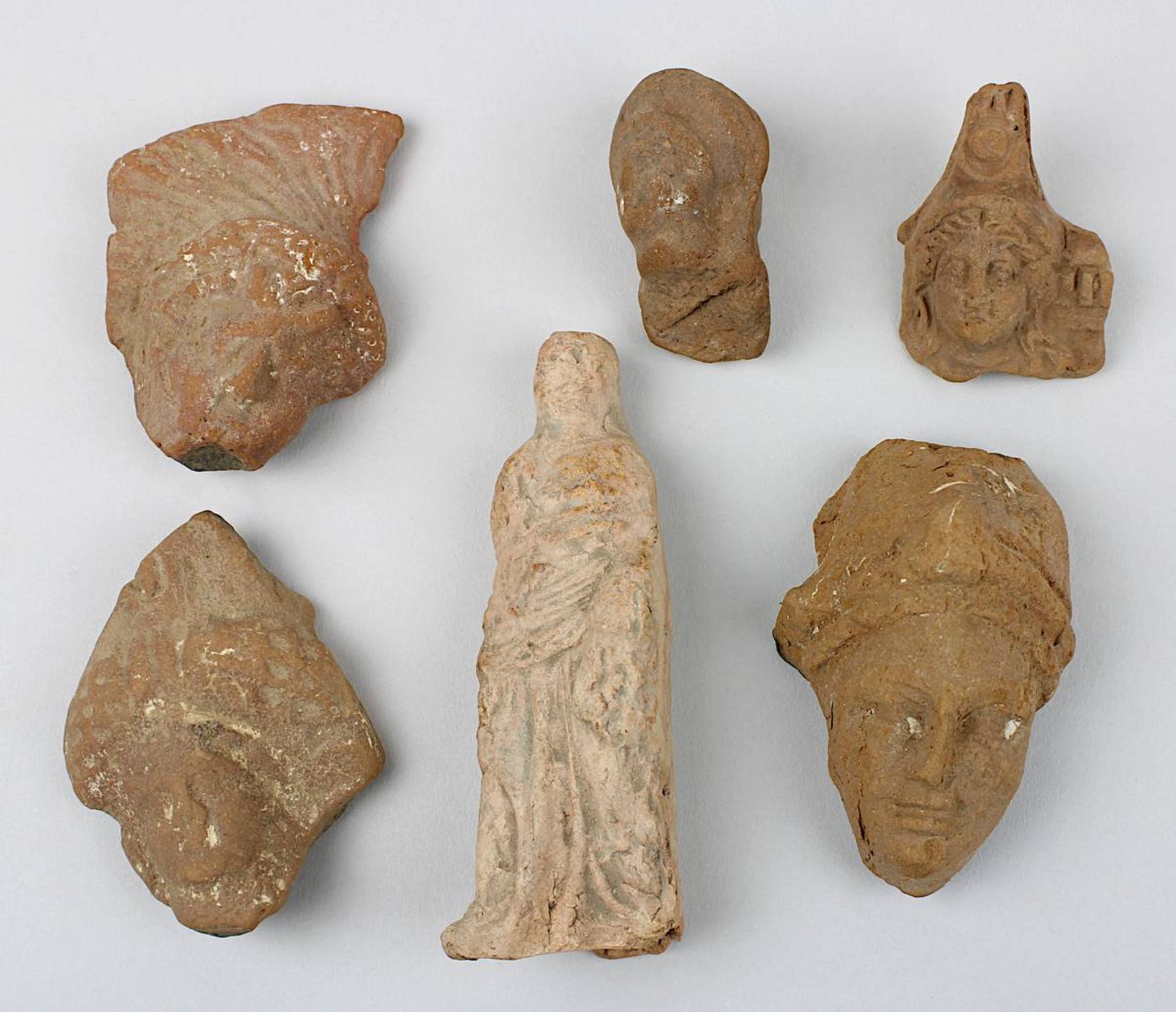 5 Terracotta Kopf-Fragmente und eine kleine Figur, Ägypten, ptolemäisch / römisch, bestehend aus: Kl