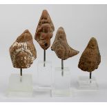 4 Kopf-Fragmente von Terracotta-Hohlfiguren, Ägypten, ptolemäisch / römisch, jew. aus 2 Teilen