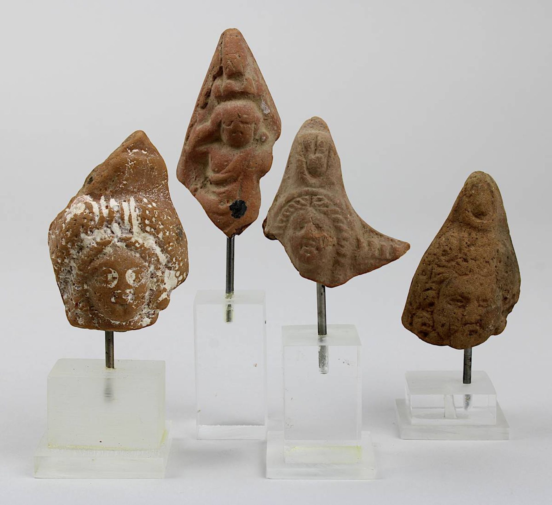 4 Kopf-Fragmente von Terracotta-Hohlfiguren, Ägypten, ptolemäisch / römisch, jew. aus 2 Teilen zusam
