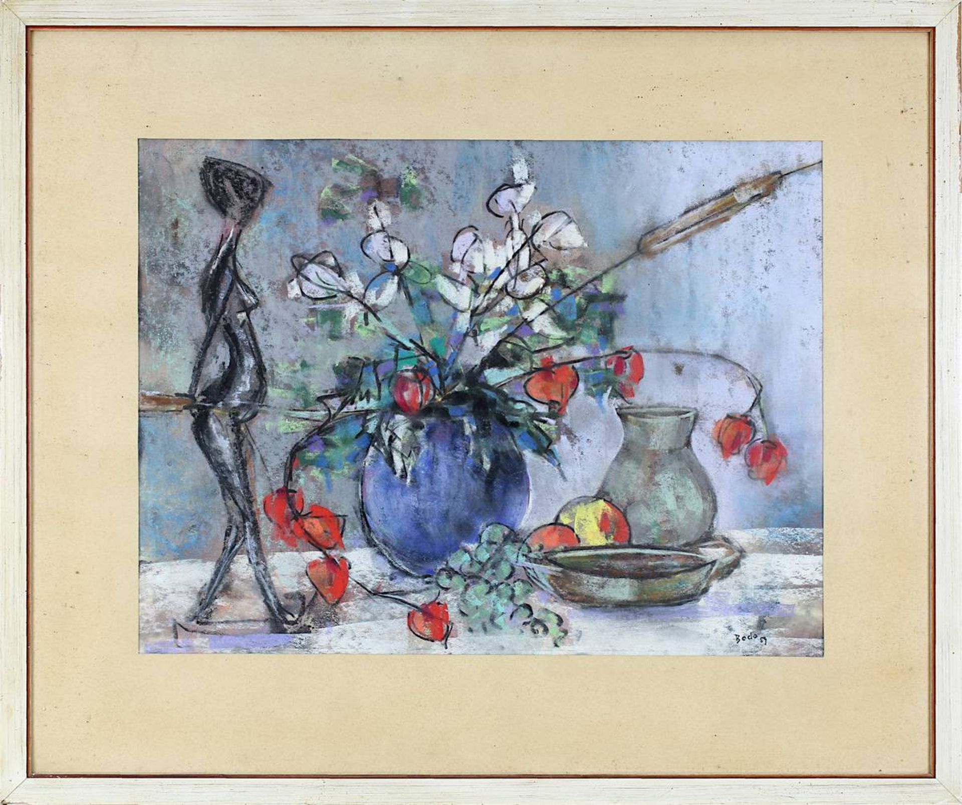 Bodo, Künstler M.20.Jh., Stilleben mit Figur, Blumenvase, Krug, Schale und Obst, Farbkreide-