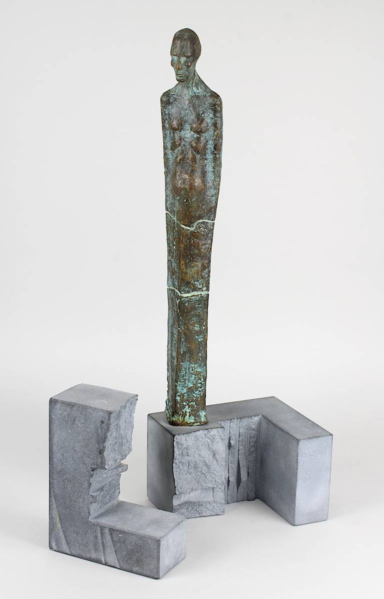 Vanck, Franz-Josef (geb. 1960), stehender Mann, stelenförmige Bronzefigur, mit grün brauner