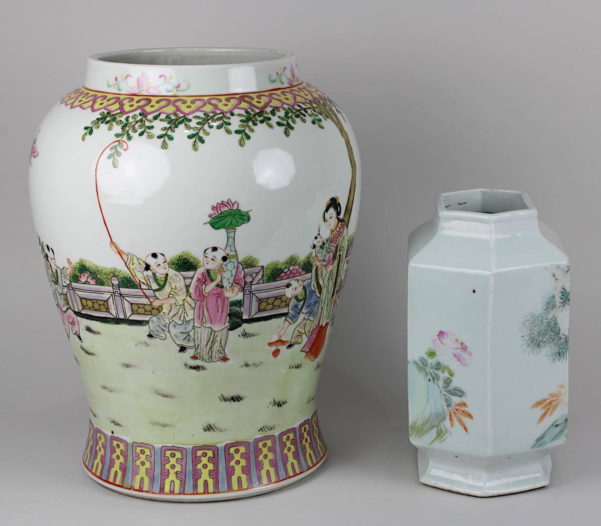 2 Porzellan-Vasen mit Yongzheng-Marke: Porzellan, weißer Scherben, frei gedrehter Korpus, polychrom  - Bild 4 aus 6