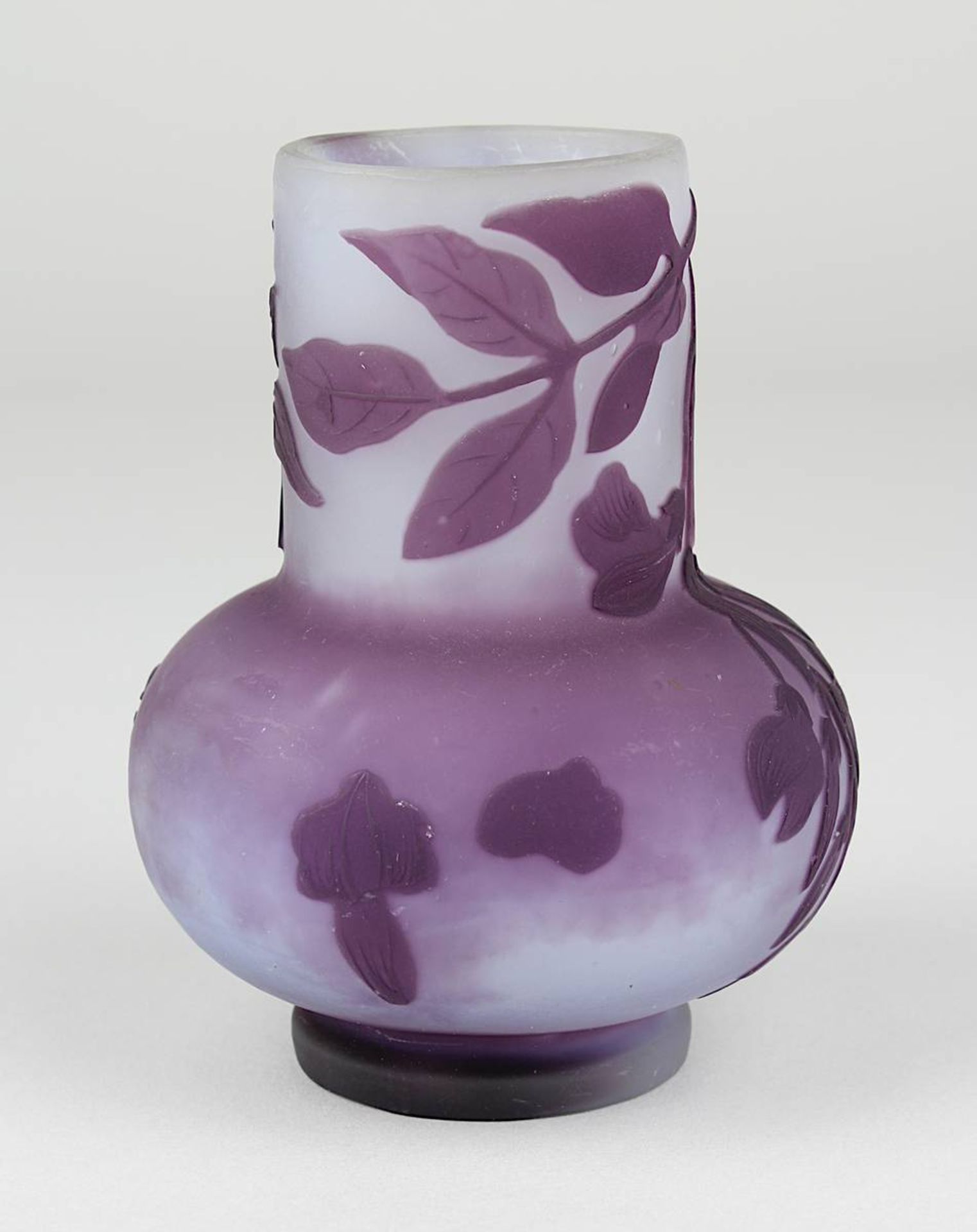 Gallé Miniatur-Jugendstil-Vase mit Dekor von Glycinien, Nancy um 1920, matt geätzter Klarglaskorpus, - Image 4 of 4