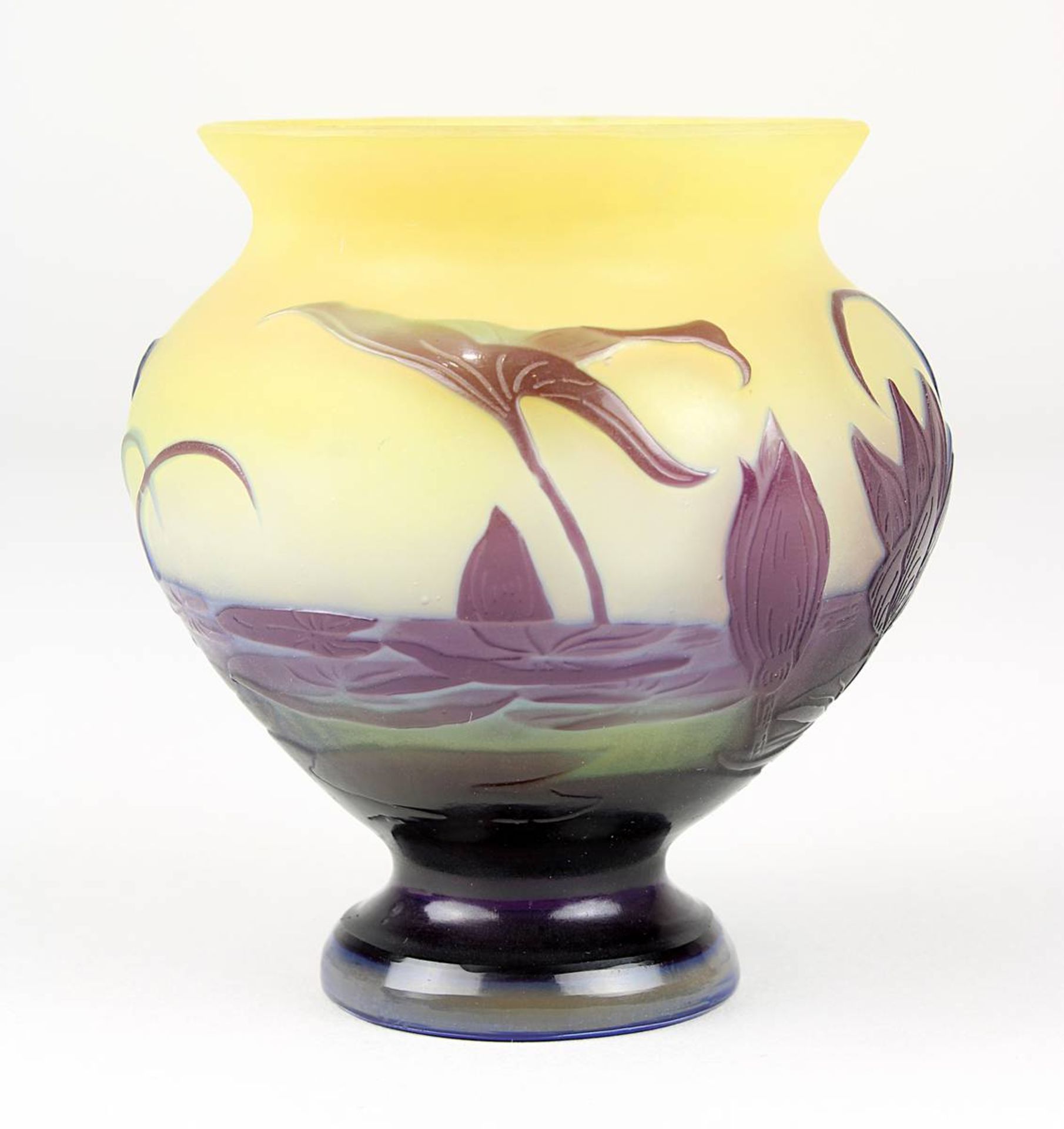 Kleine Gallé Jugendstil-Vase mit Seerosendekor, Nancy 1906-14, runder Klarglaskorpus, innen mit - Image 4 of 4