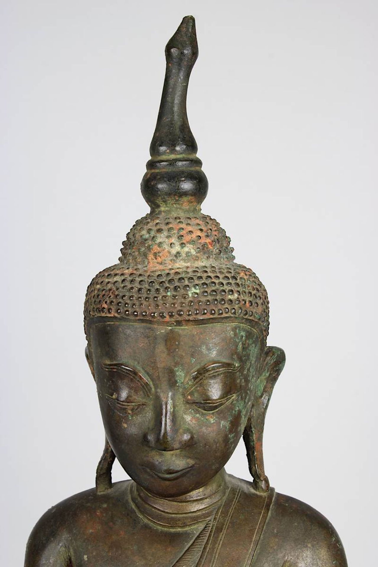 Große Figur des sitzenden Buddha, Thailand, Ayutthaya, 17. Jh., Bronze mit sehr schöner Alterspatina - Bild 6 aus 8