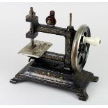 Bremer & Brückmann, Colibri Kinder-Nähmaschine, um 1890, schwerer Eisenguss schwarz lackiert und mit