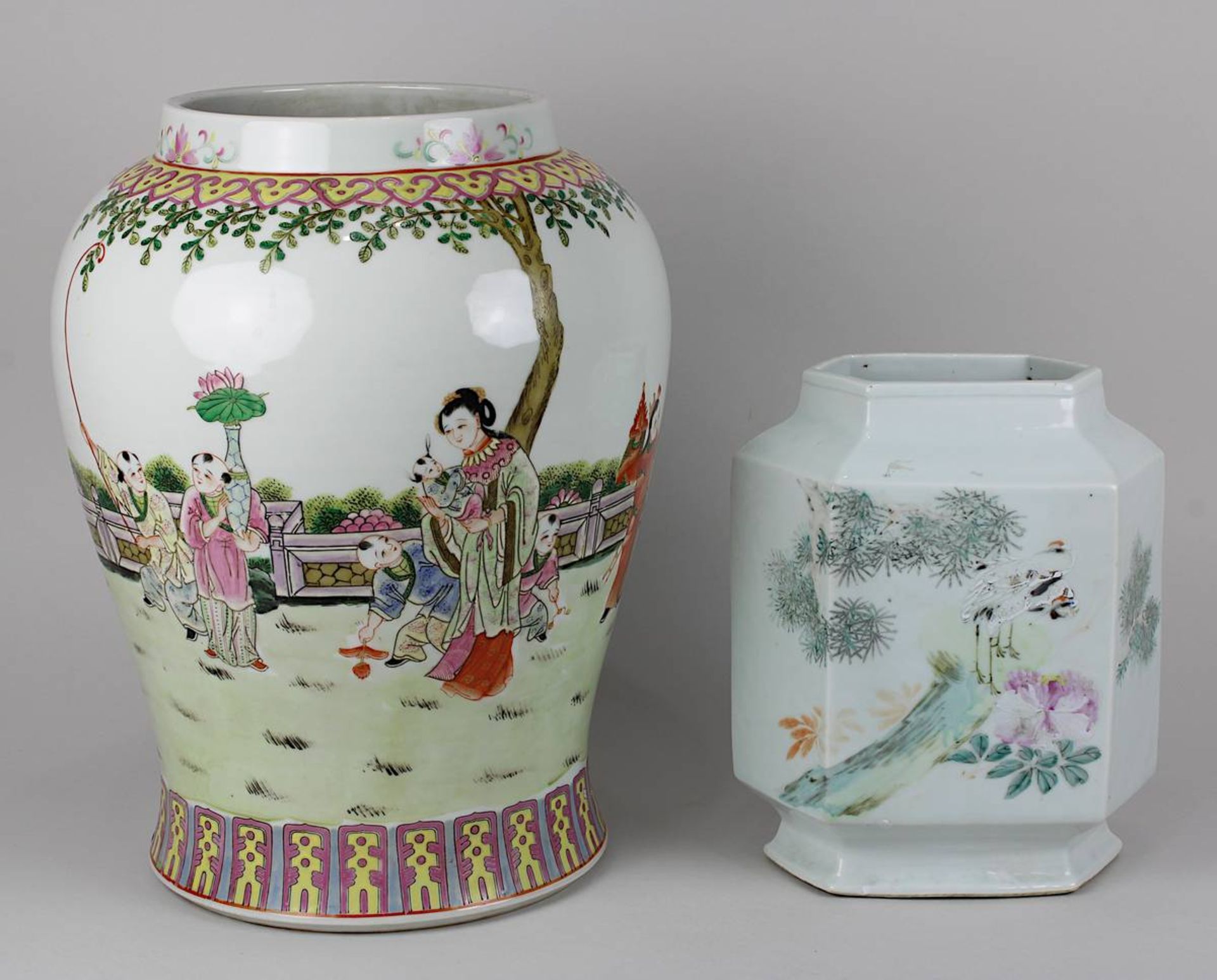 2 Porzellan-Vasen mit Yongzheng-Marke: Porzellan, weißer Scherben, frei gedrehter Korpus, polychrom 