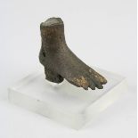 Fuß einer antiken Bronzefigur, unter der Ferse mitgegossener Zapfen zum Einlassen in eine Basis,