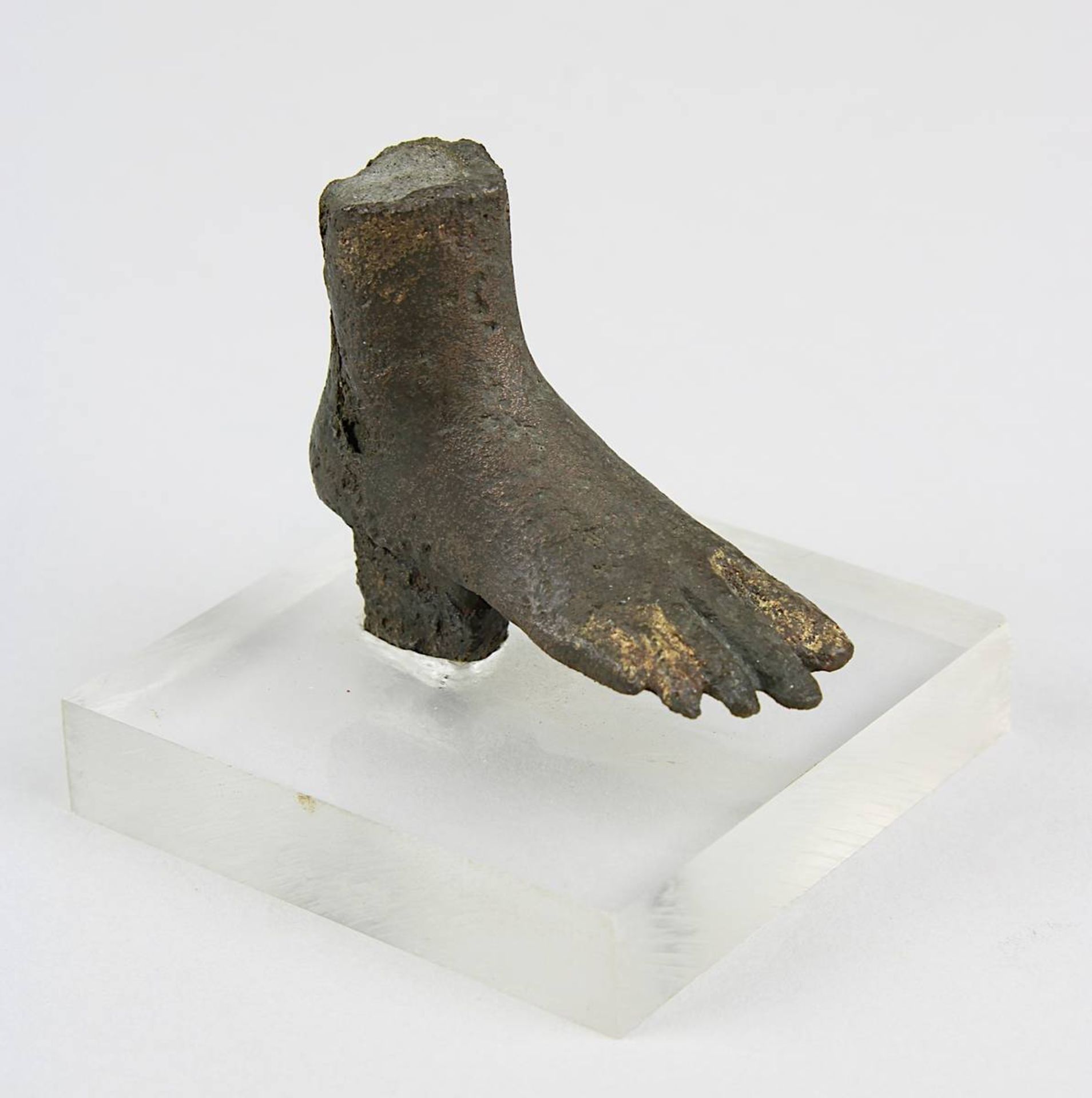 Fuß einer antiken Bronzefigur, unter der Ferse mitgegossener Zapfen zum Einlassen in eine Basis, Zeh