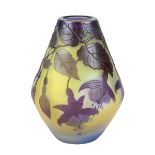 Kleine Gallé Jugendstil-Vase mit Fuchsiendekor, Nancy 1914-20, Klarglaskorpus innen mit gelbem