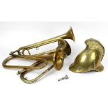 Drei Trompeten u. ein Helm, Frankreich um 1900, Messingblech: eine Trompete gemarkt Jéróme