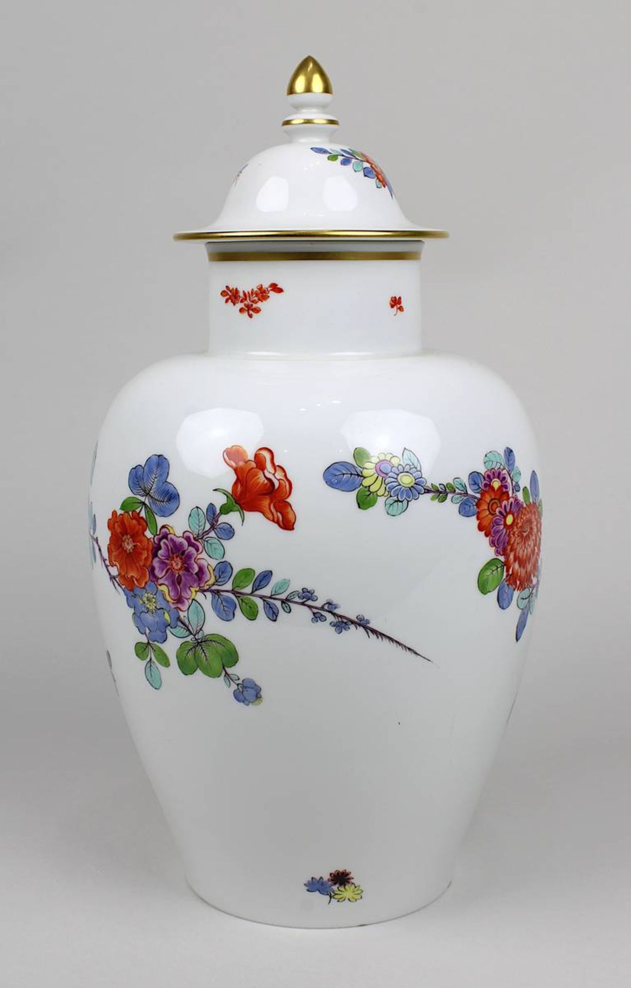 Meissen Deckelvase mit orientalischem Dekor von Blumen und einem Vogel, 1. Wahl, Porzellan weißer Sc - Bild 4 aus 6