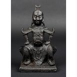 Kriegerfigur aus Eisen, China 18. Jh., vollplastische Figur eines auf einem Hocker sitzenden