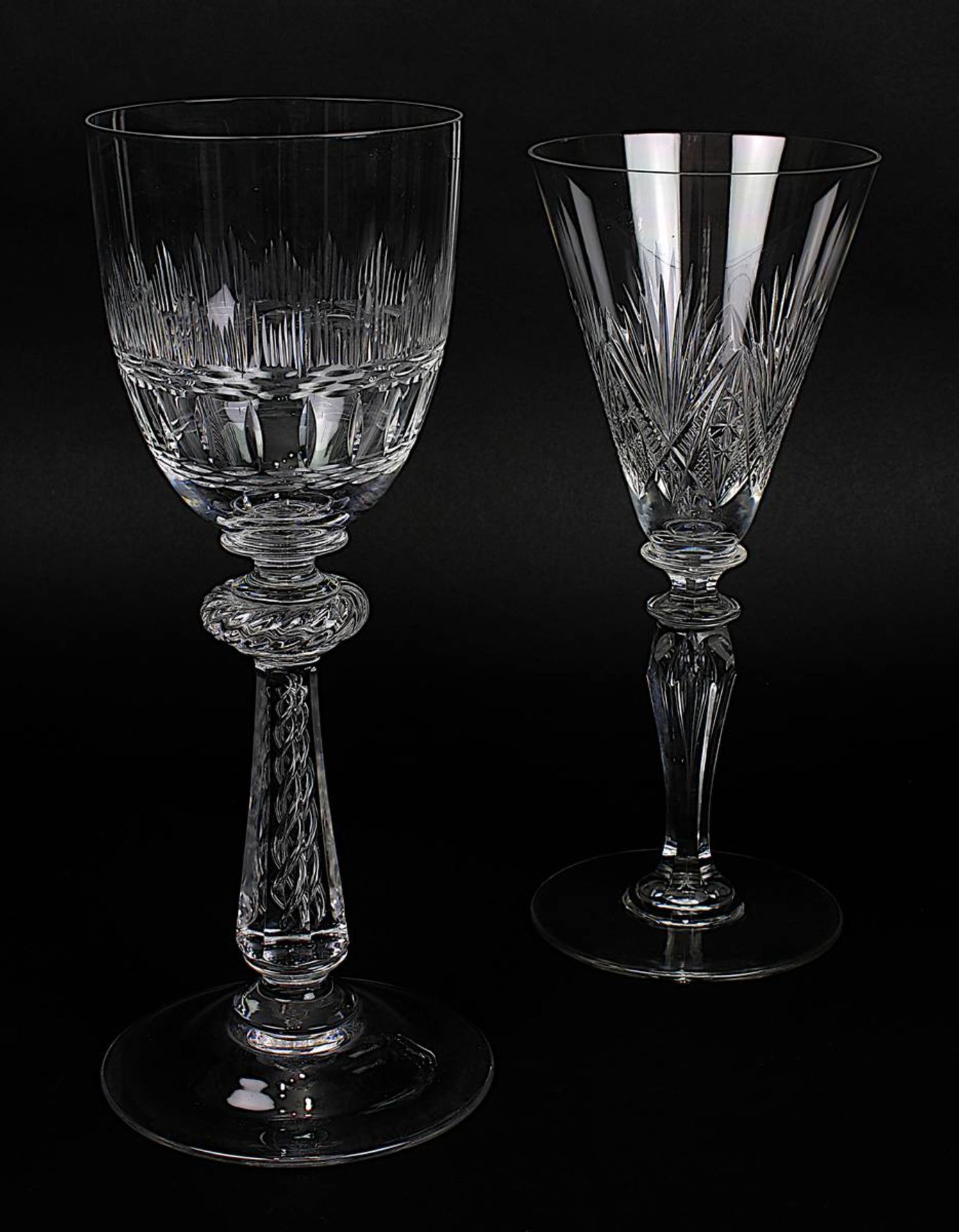 2 hohe Pokale Josephinenhütte, um 1900, klares Kristallglas, das eine trichterförmig, das andere