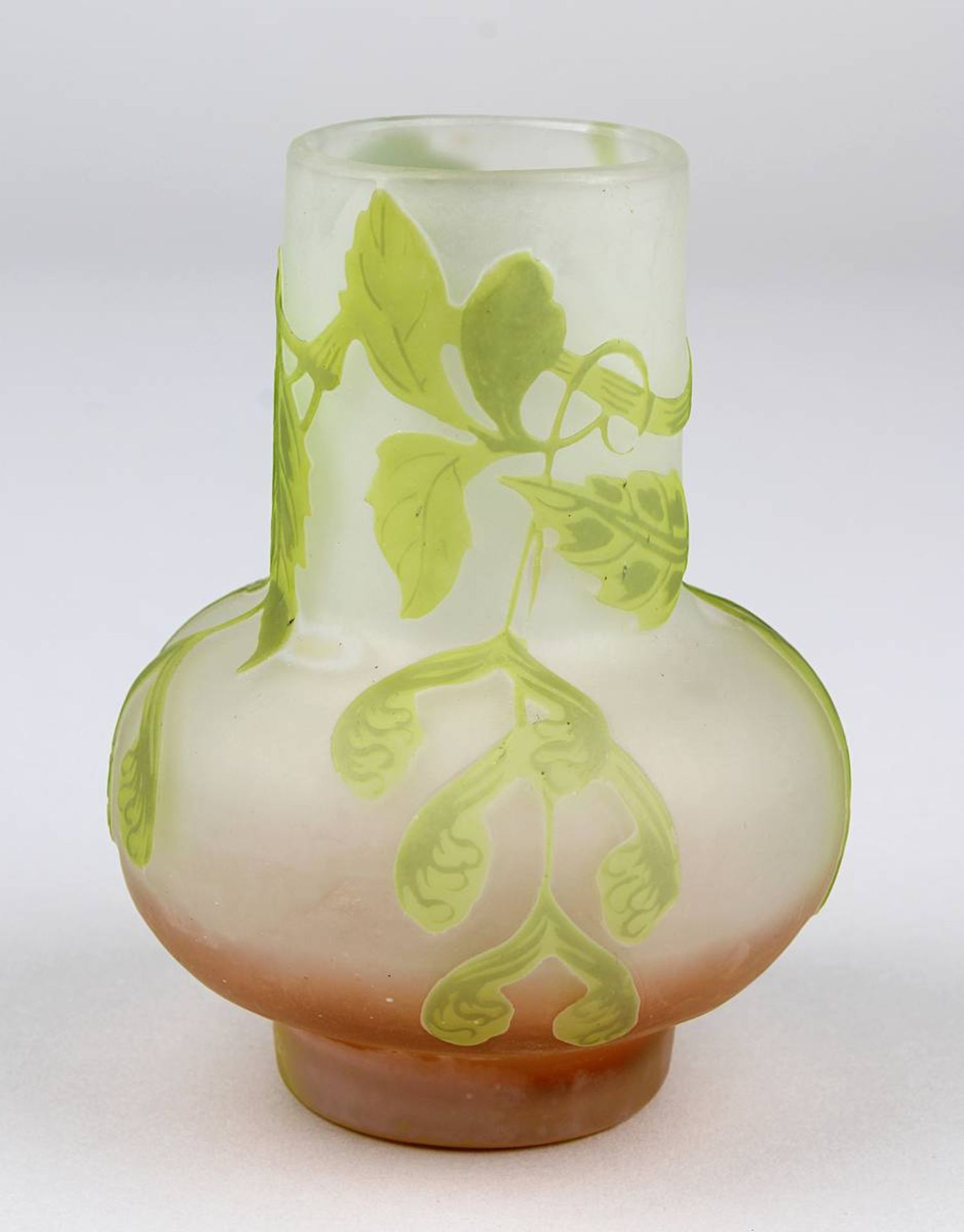 Gallé Miniatur-Jugendstil-Vase mit Ahornmotiv, Nancy 1904-06, matt geätzter Klarglaskorpus innen mit - Image 2 of 4