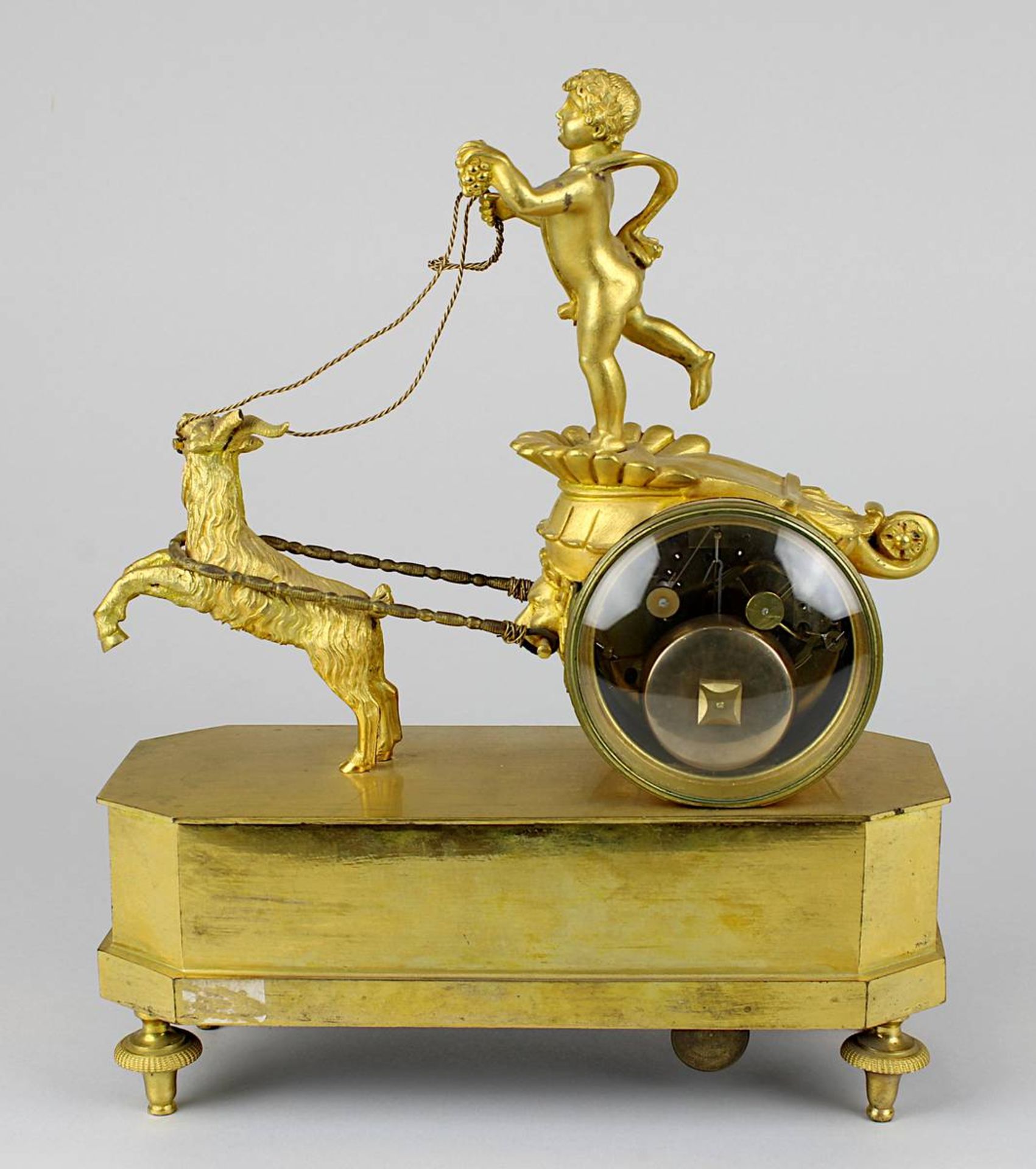 Empire-Bronzeuhr vergoldet, Gahäuse in Form eines zweirädrigen Streitwagens mit lenkendem Knaben und - Bild 3 aus 8