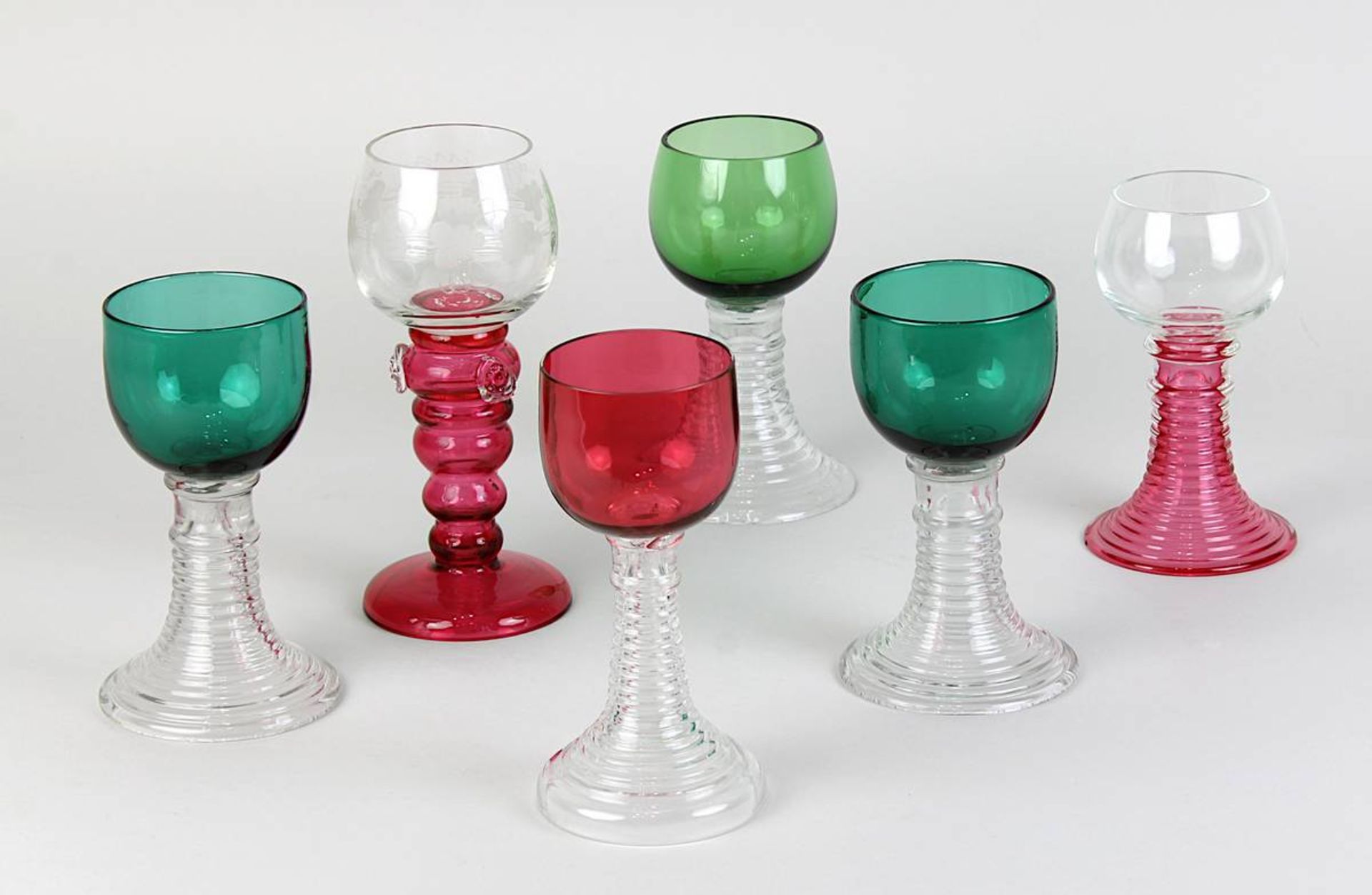 6 Römer, deutsch um 1900, 4x Schaft in Klarglas und Kuppa aus grünem bzw. rotem Glas, 2x Schaft