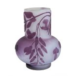 Gallé Miniatur-Jugendstil-Vase mit Dekor von Glycinien, Nancy um 1920, matt geätzter Klarglaskorpus,