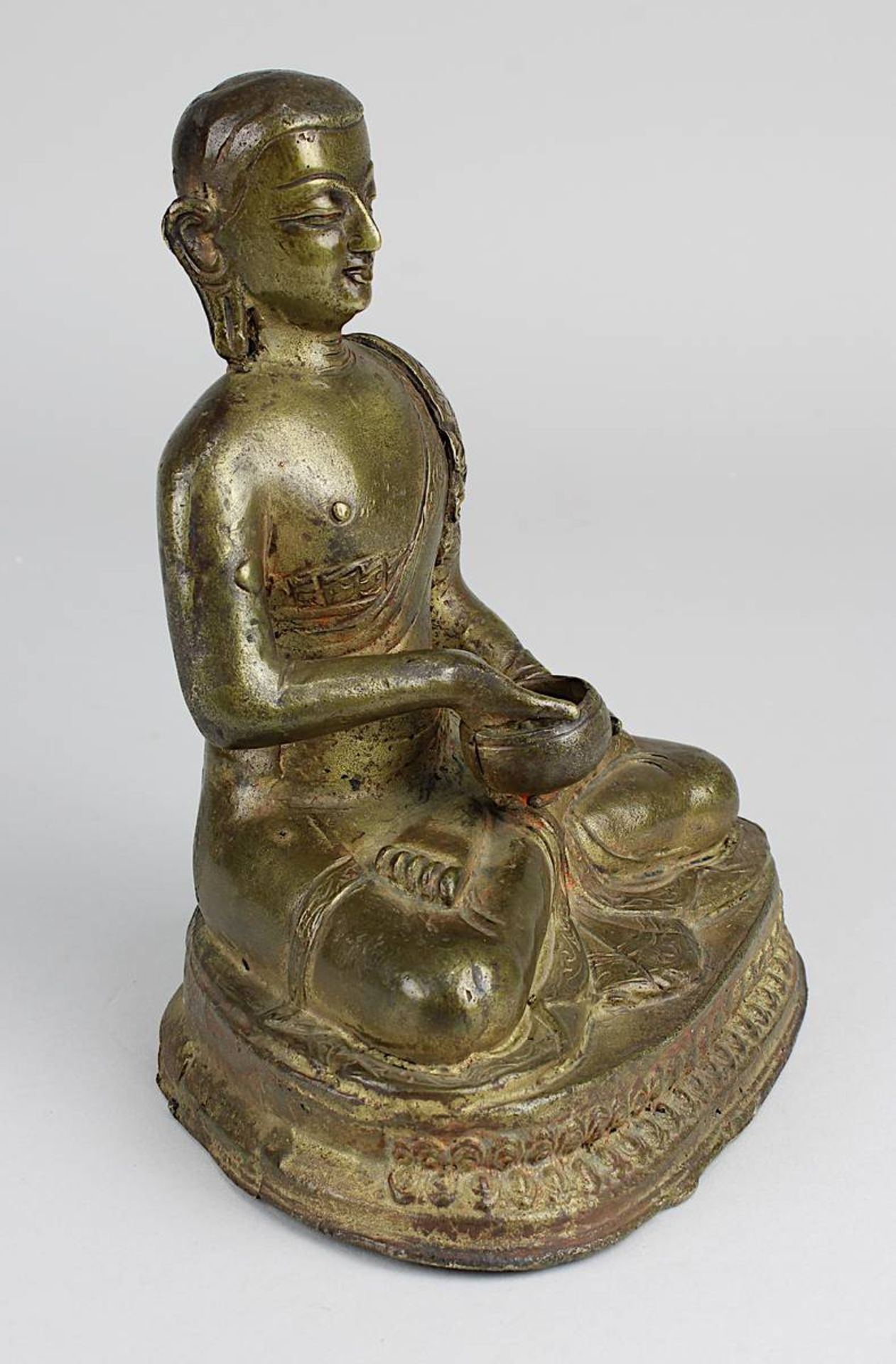 Figur eines buddhistischen Mönchs, Tibet 17/18 Jahrhundert, Mönch sitzend auf Lotosthron, in der - Image 4 of 5