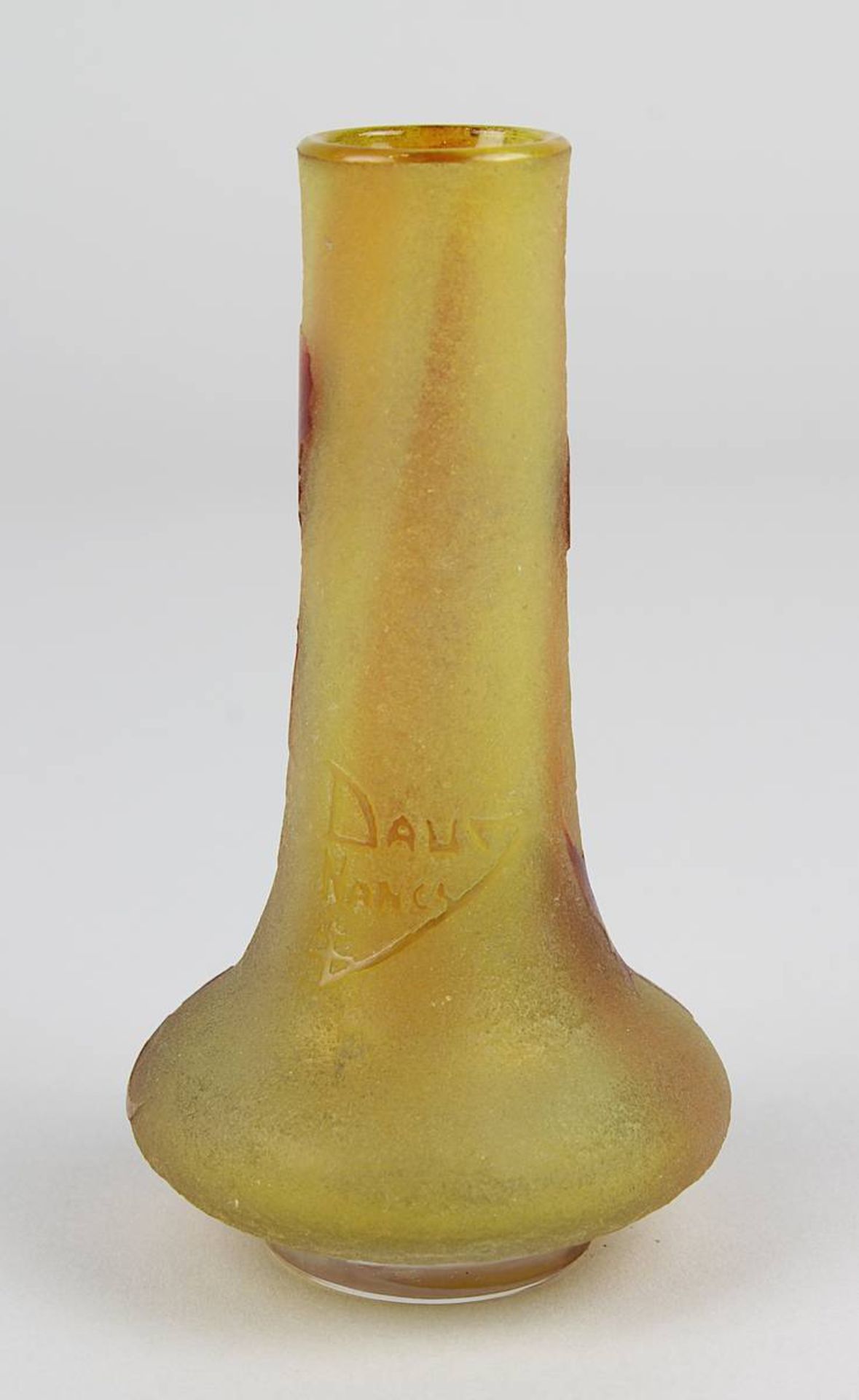 Daum Miniatur-Jugendstil-Vase mit Disteldekor, Nancy um 1905, Klar-Kristallglaskorpus, innen gelb- - Image 3 of 4