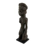 Kniende Figur wohl der Yaka oder Holo, D. R. Kongo, Holz geschnitzt und dunkel gefärbt, stark