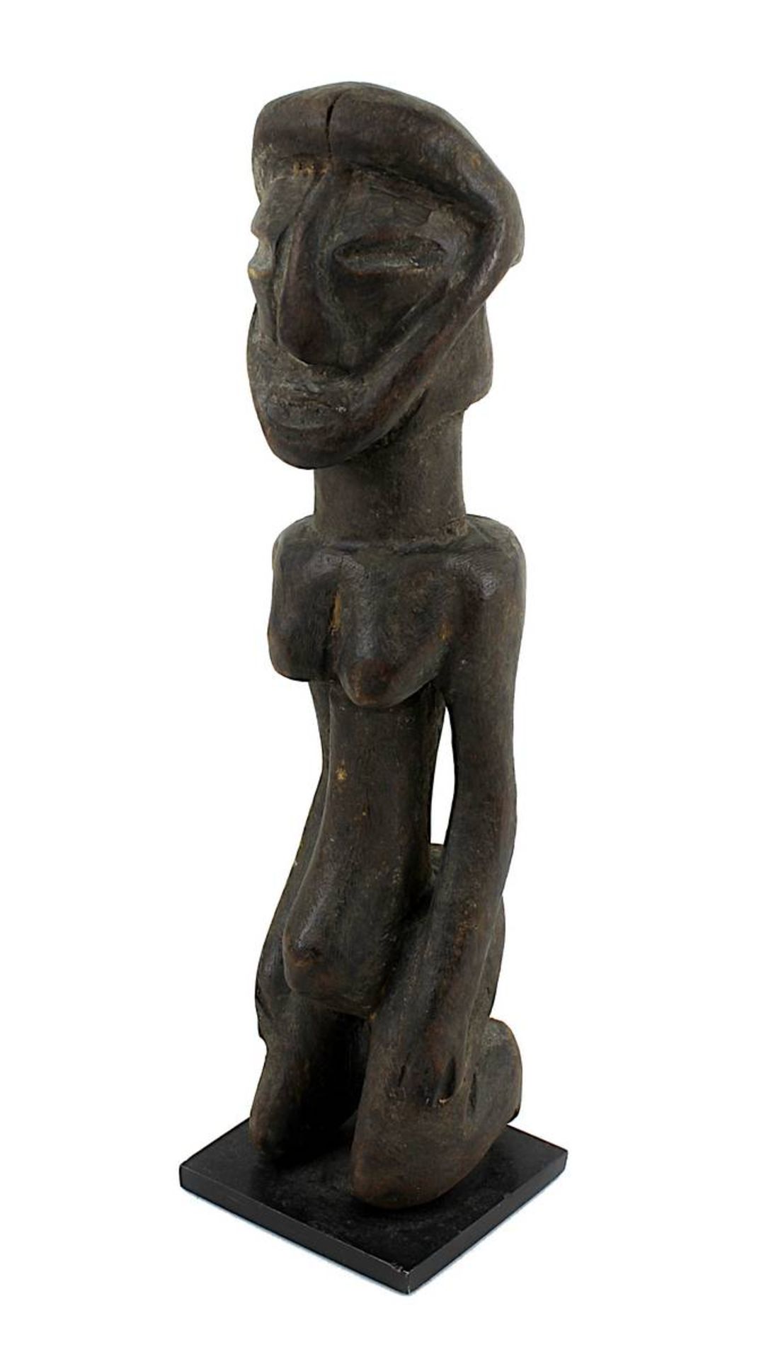 Kniende Figur wohl der Yaka oder Holo, D. R. Kongo, Holz geschnitzt und dunkel gefärbt, stark stilis