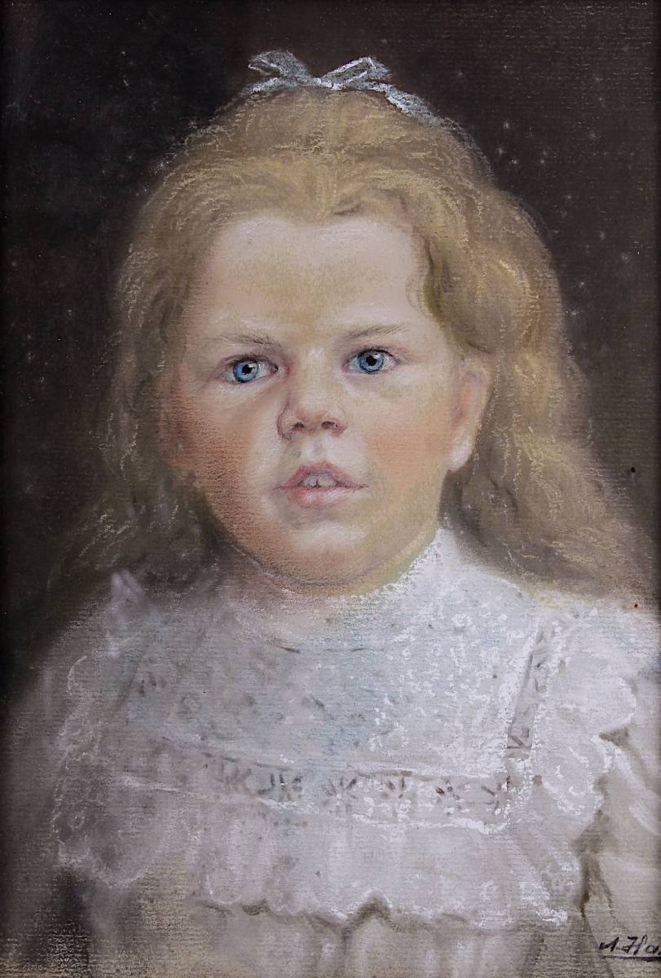 Haas, August (Basel 1866 - 1943), Portrait eines kleinen Mädchens, Pastell, re. u. signiert, 30 x 20 - Image 2 of 3