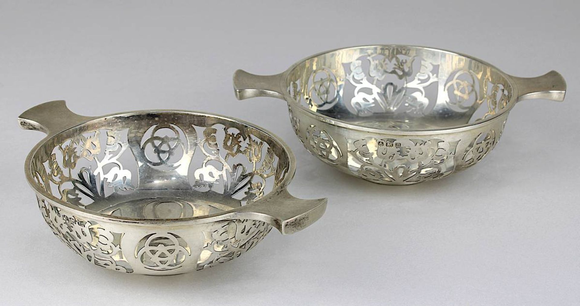 Paar englische Silber-Schalen, Birmingham 1937, zwei tief gemuldete Schalen mit je zwei Handhaben, W