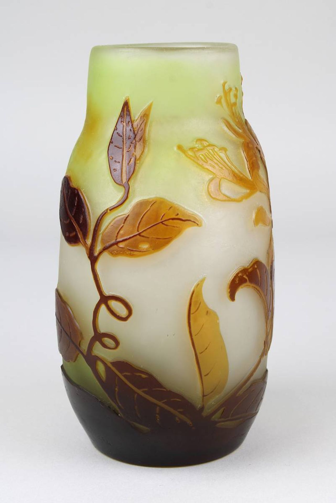 Gallé Jugendstil-Vase mit Geissblattdekor, Nancy 1906-14, Klarglaskorpus innen mit hellgrünem - Image 4 of 4