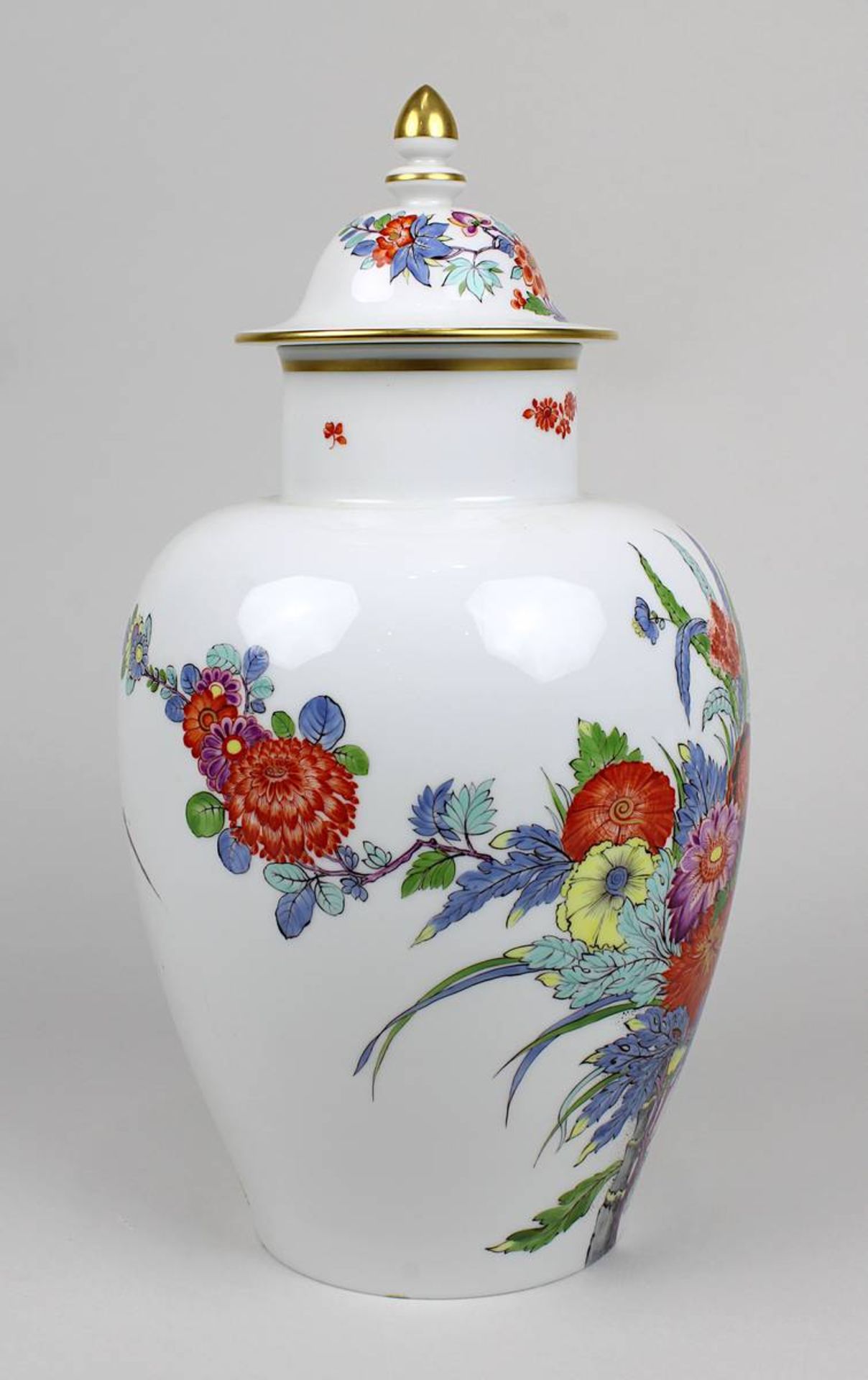 Meissen Deckelvase mit orientalischem Dekor von Blumen und einem Vogel, 1. Wahl, Porzellan weißer Sc - Bild 5 aus 6