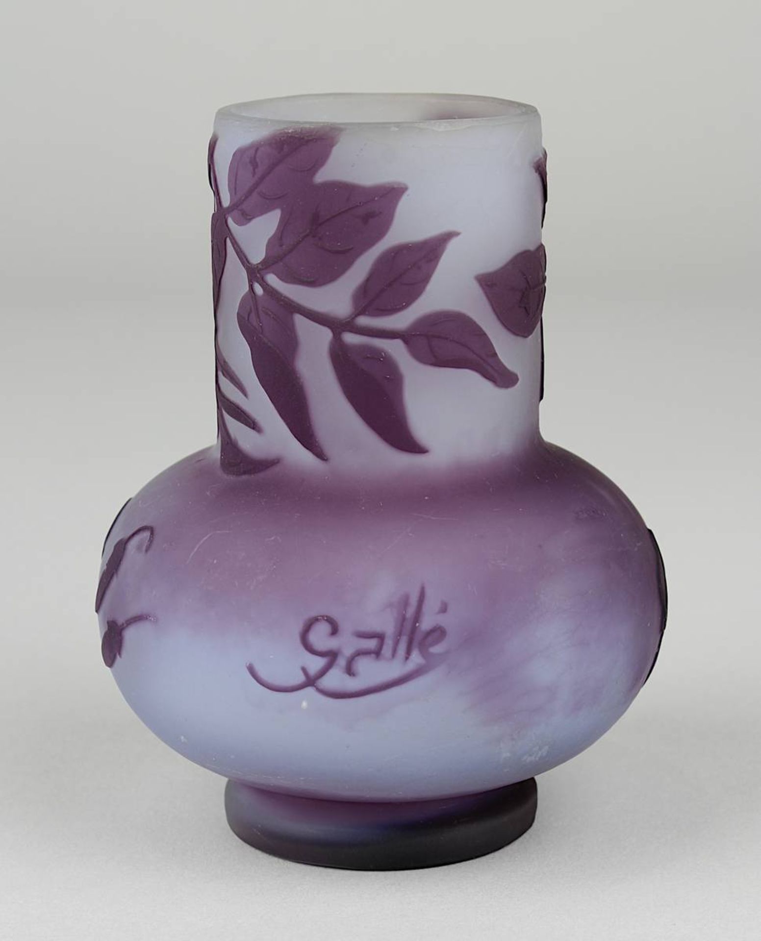 Gallé Miniatur-Jugendstil-Vase mit Dekor von Glycinien, Nancy um 1920, matt geätzter Klarglaskorpus, - Image 3 of 4