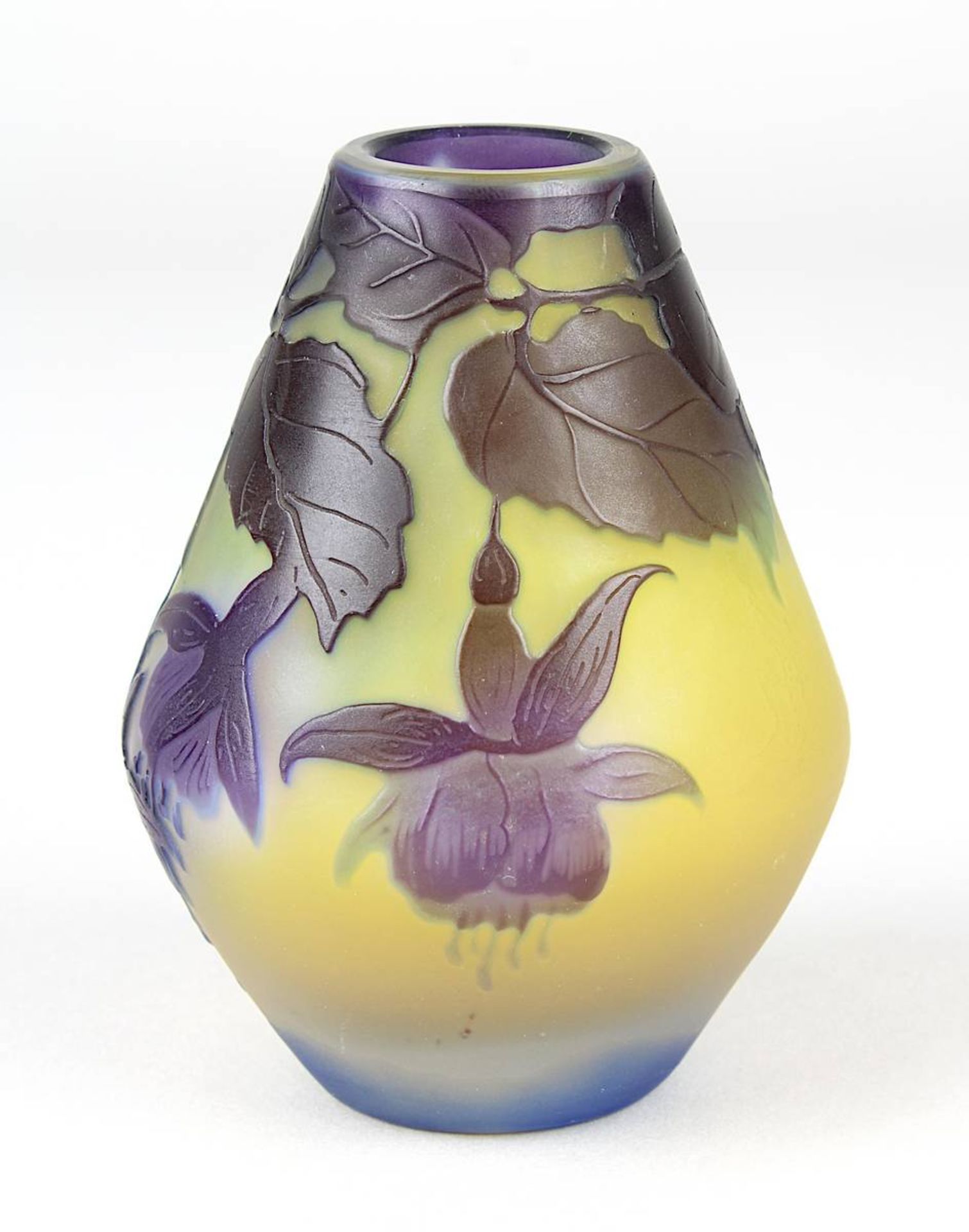 Kleine Gallé Jugendstil-Vase mit Fuchsiendekor, Nancy 1914-20, Klarglaskorpus innen mit gelbem - Image 2 of 4