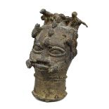 Kleiner Ritualkopf aus Bronze, Benin, Nigeria, mit 2 Vögeln über der Stirn, Kröten an den Schläfen